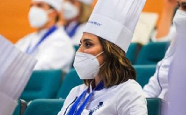 Tamara Falcó a la espera de recibir su diploma. 