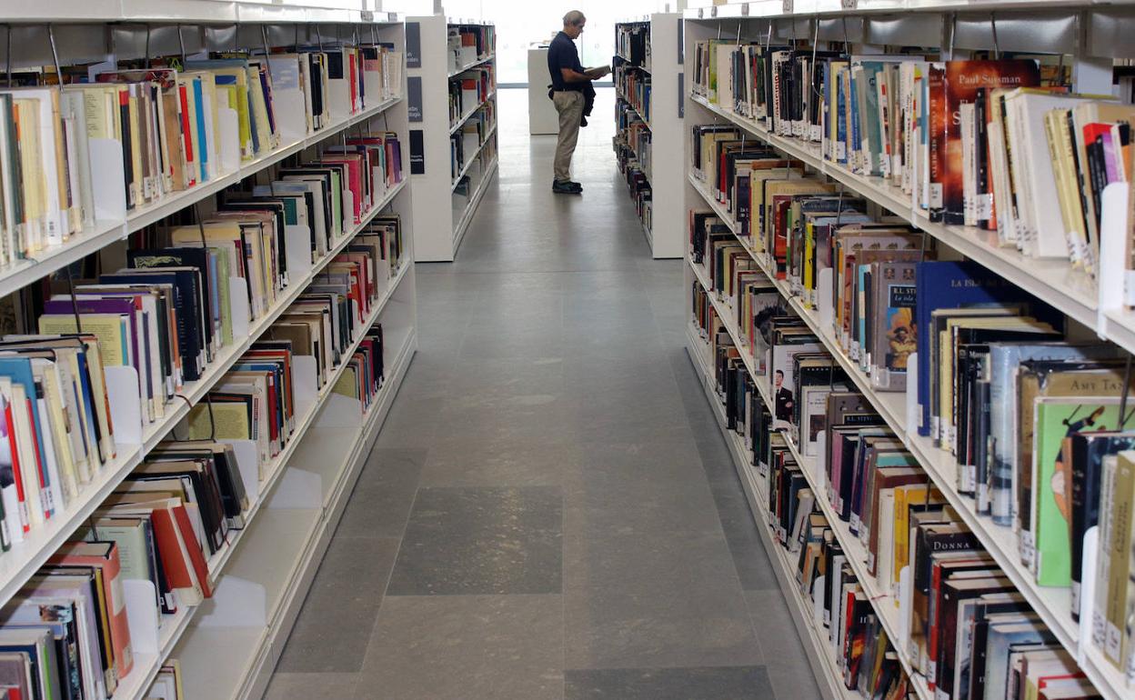 Pasillo con libros en la Biblioteca Pública de Segovia. 