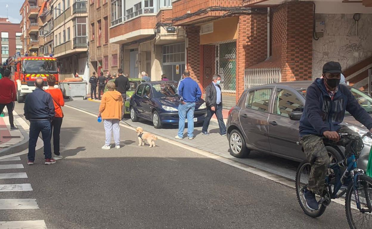 Los bomberos en la calle Granada de Valladolid, este sábado. 