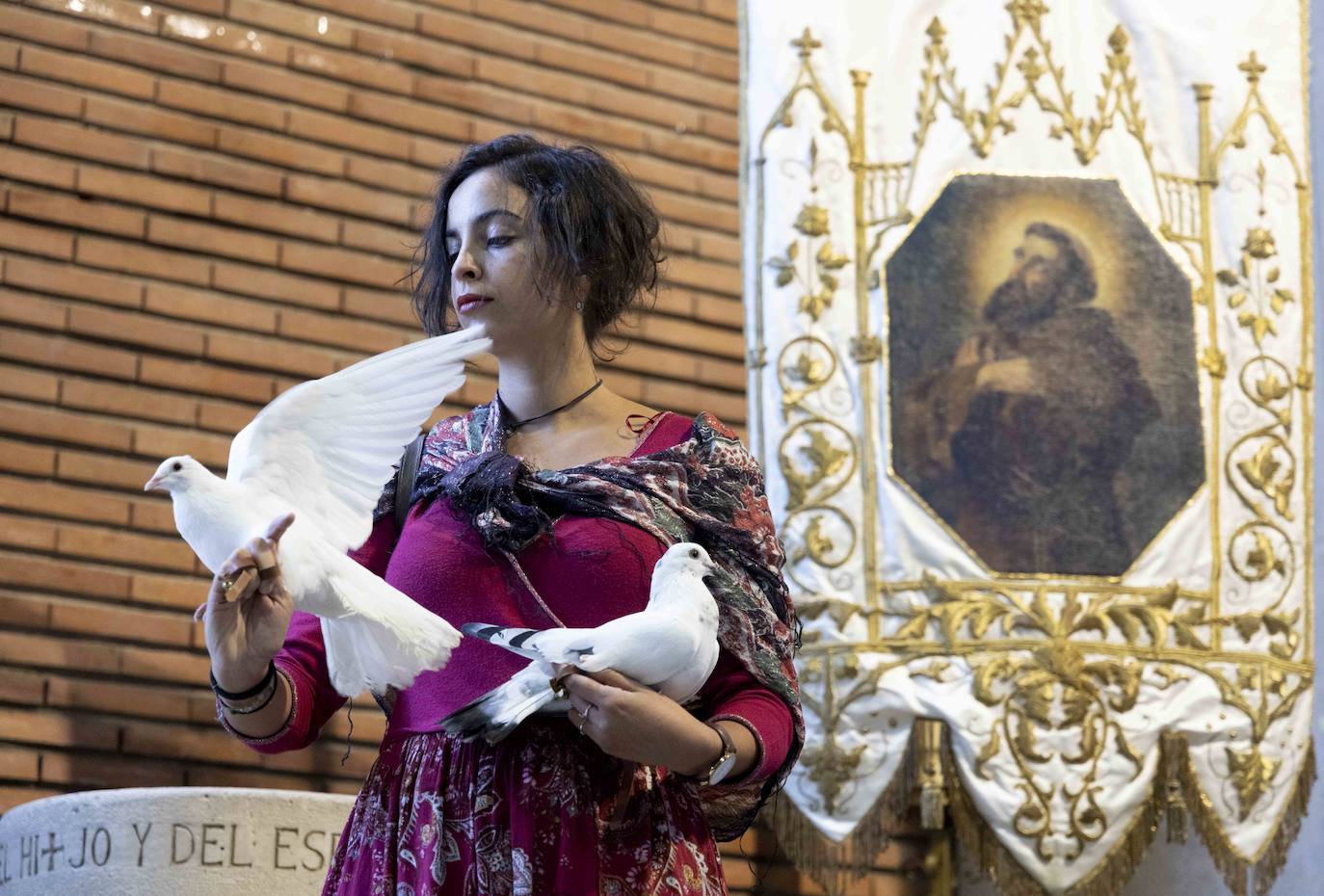 La manada de lobos a la puerta de la iglesia.