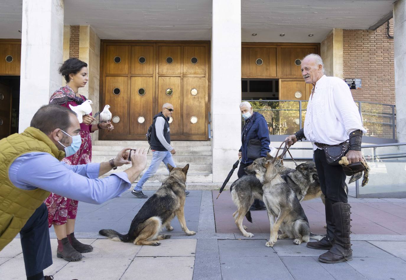 La manada de lobos a la puerta de la iglesia.