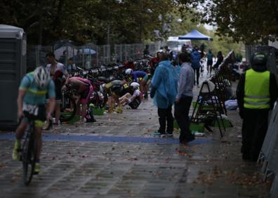 Imagen secundaria 1 - Kristian Quintans y Pilar Arias ganan el VI Triatlón de Media Distancia de Salamanca