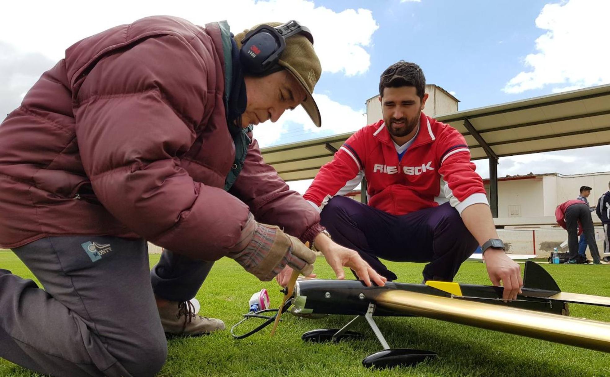 Anotnio Rojas intenta arrancar un avión