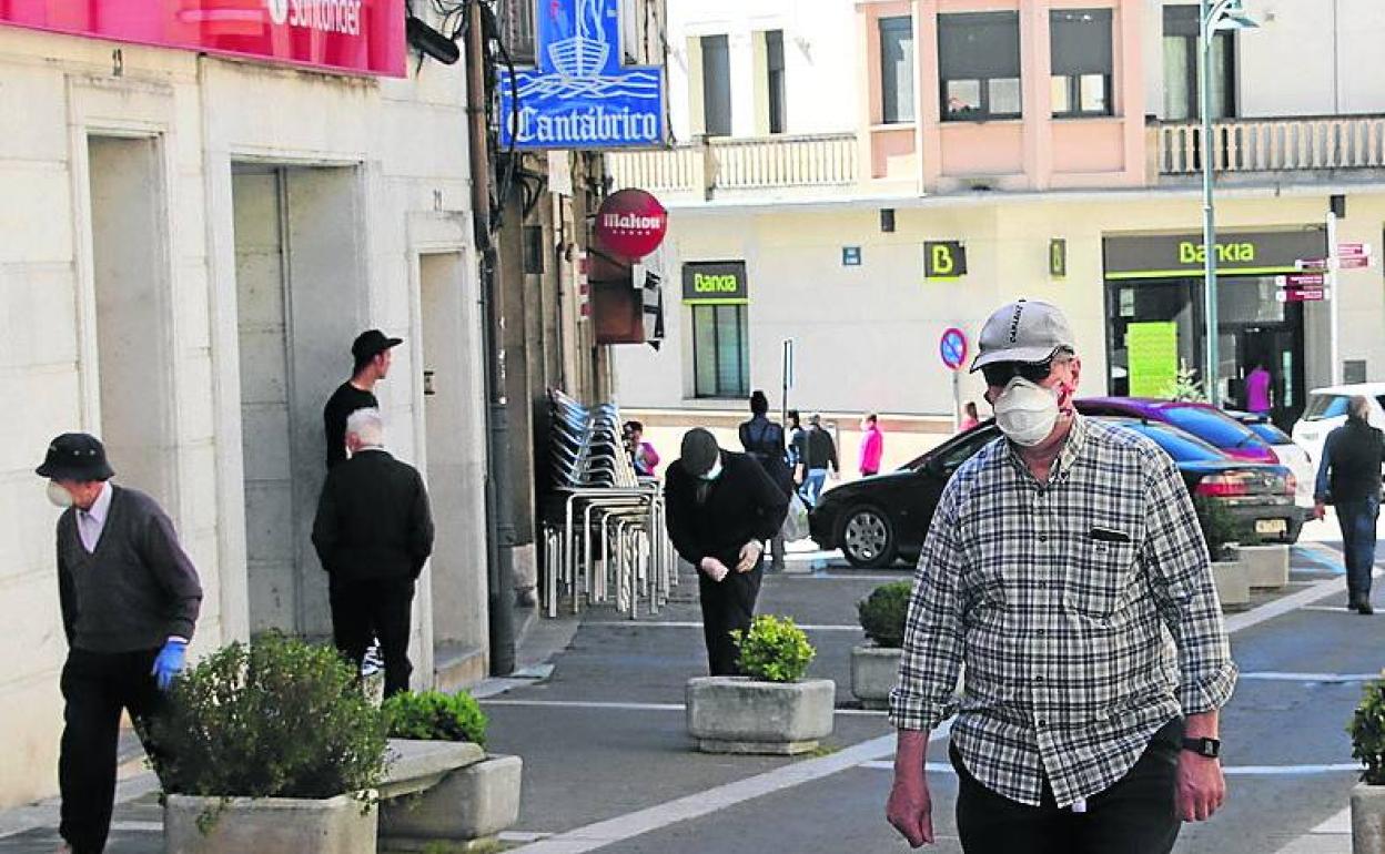 Transeúntes en una de calle comercial de Cuéllar durante la pandemia. 