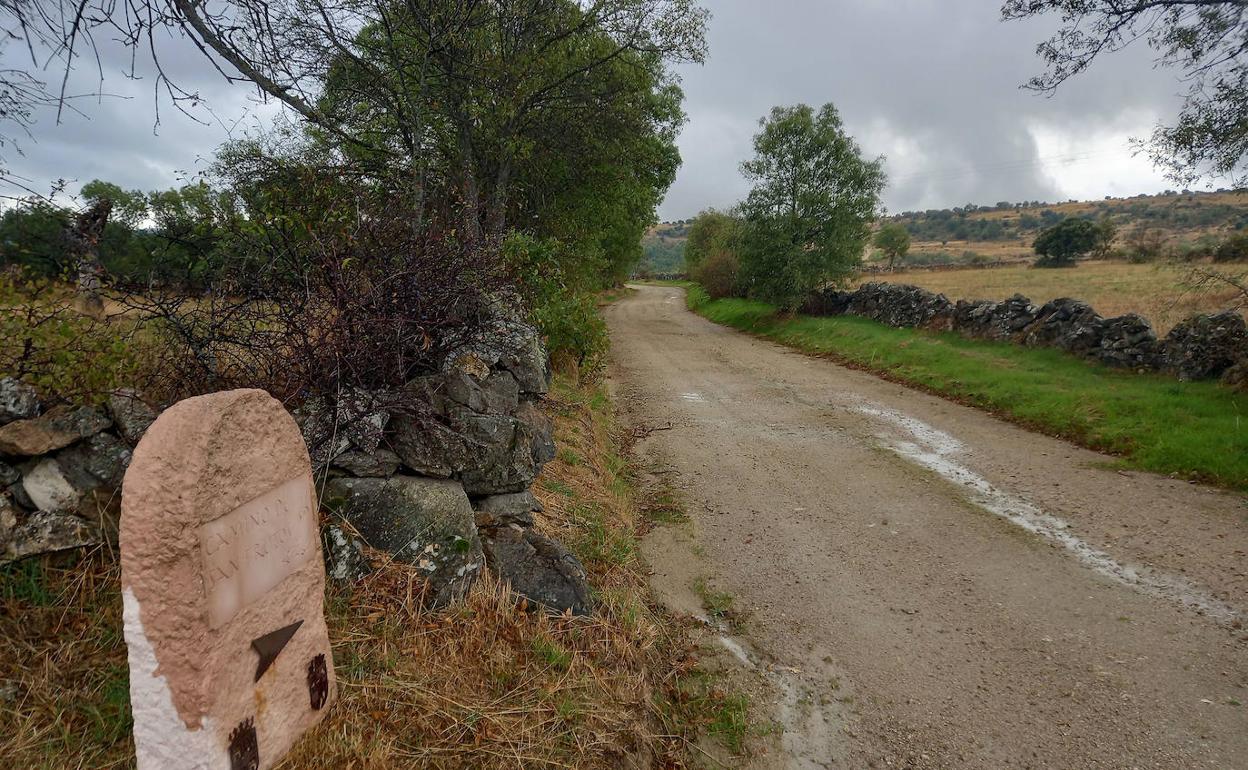 Mojón indicativo del Camino de San Frutos por la provincia de Segovia. 