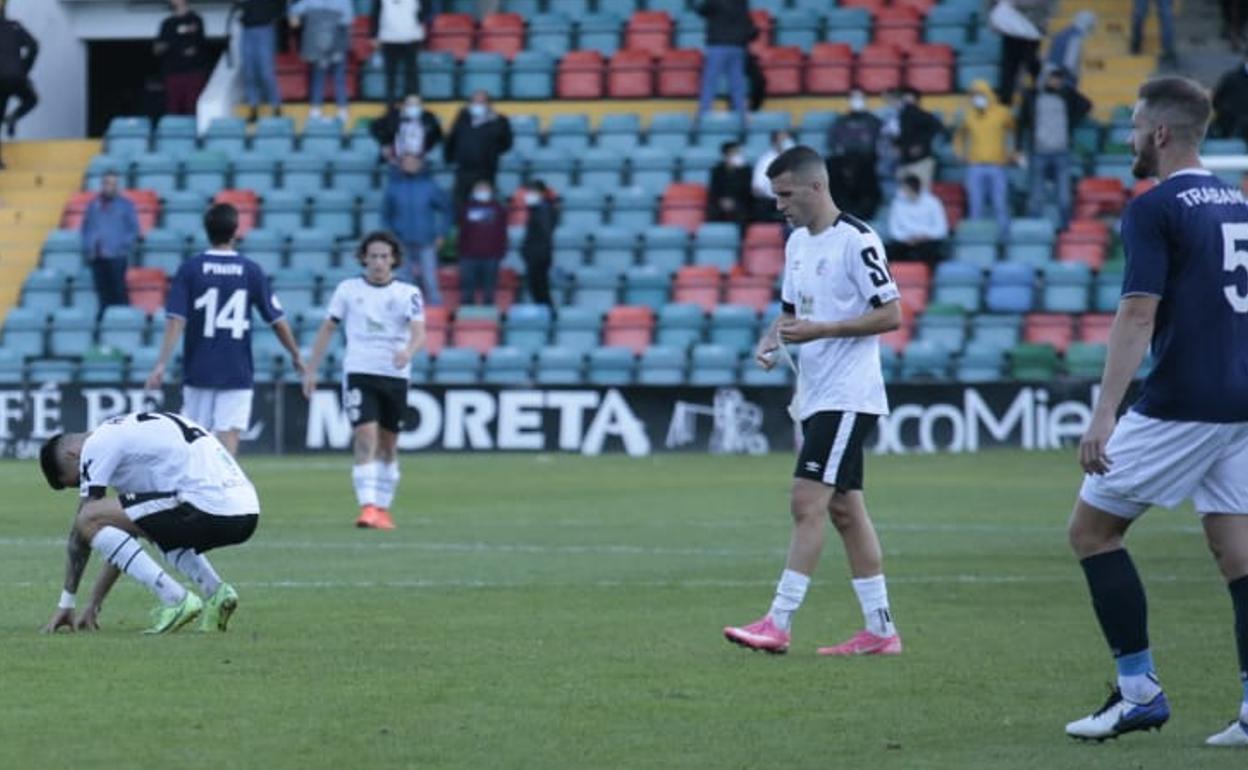 Los jugadores del Salamanca UDS, cabizbajos al final del partido ante el Marino de Luanco. 