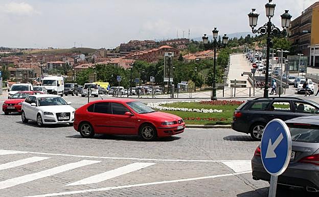 Coches en la glorieta de la plaza de Artillería 