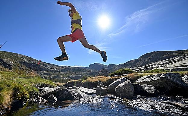 Imagen principal - El bejarano Miguel Heras y Ana Rico triunfan en la VI Ultrail La Covatilla