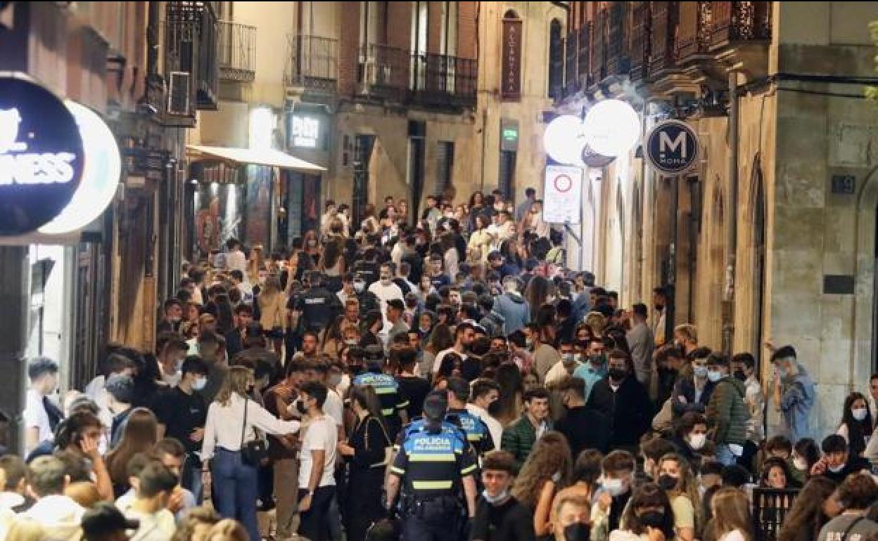 Calle Varillas durante una noche de fiesta. 