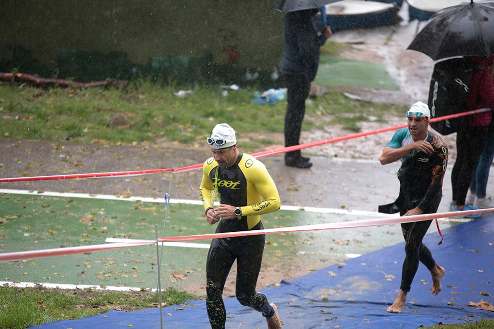 El salmantino Javier Risco se impuso en la distancia olímpica junto a Ana Caleya en una prueba marcada por la lluvia en las primeras horas de la cita deportiva