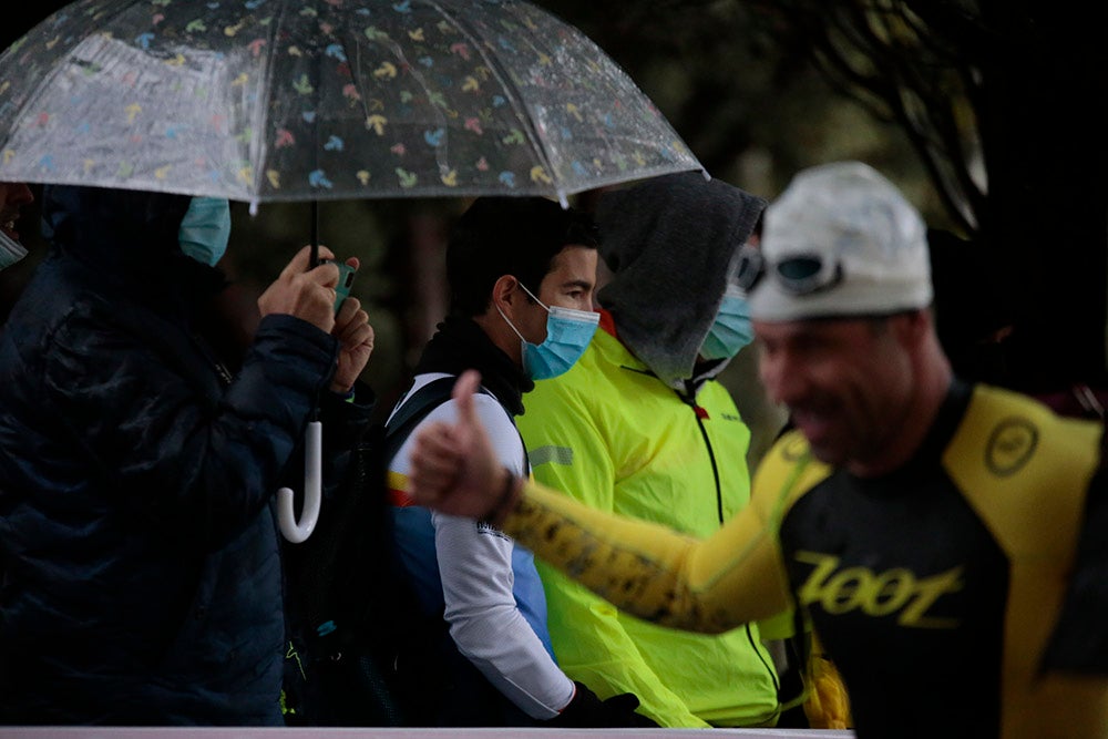 El salmantino Javier Risco se impuso en la distancia olímpica junto a Ana Caleya en una prueba marcada por la lluvia en las primeras horas de la cita deportiva