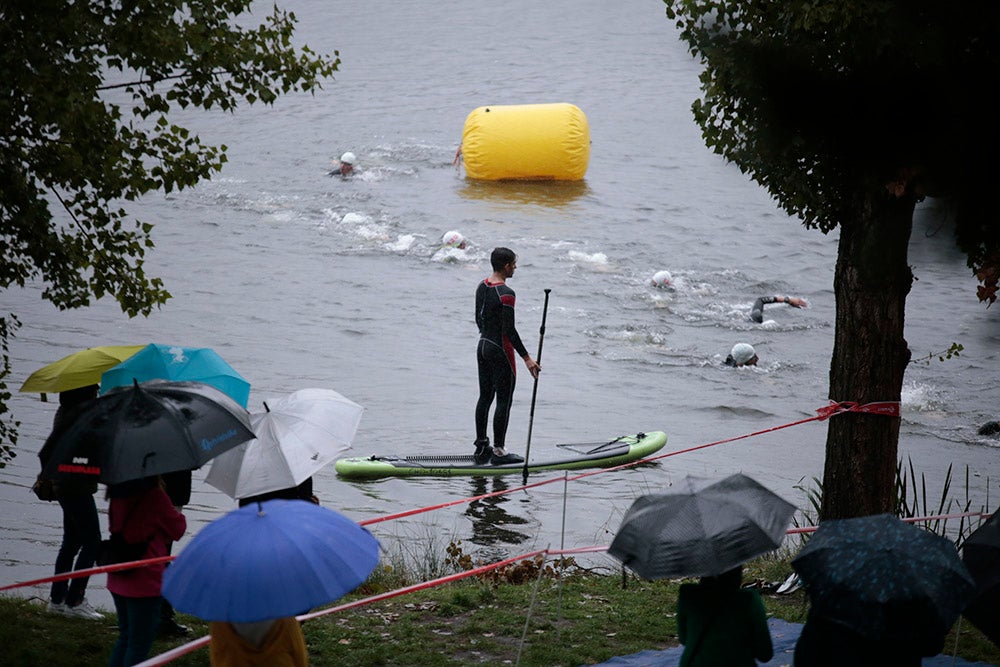 El salmantino Javier Risco se impuso en la distancia olímpica junto a Ana Caleya en una prueba marcada por la lluvia en las primeras horas de la cita deportiva