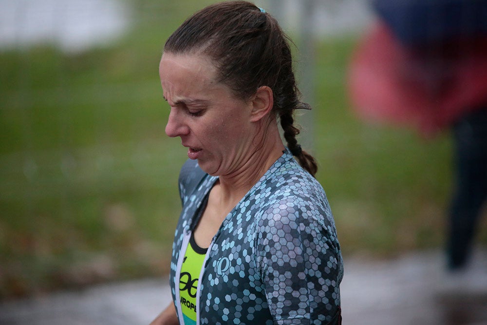 El salmantino Javier Risco se impuso en la distancia olímpica junto a Ana Caleya en una prueba marcada por la lluvia en las primeras horas de la cita deportiva