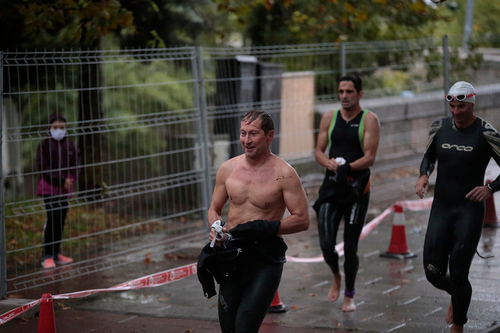 El salmantino Javier Risco se impuso en la distancia olímpica junto a Ana Caleya en una prueba marcada por la lluvia en las primeras horas de la cita deportiva