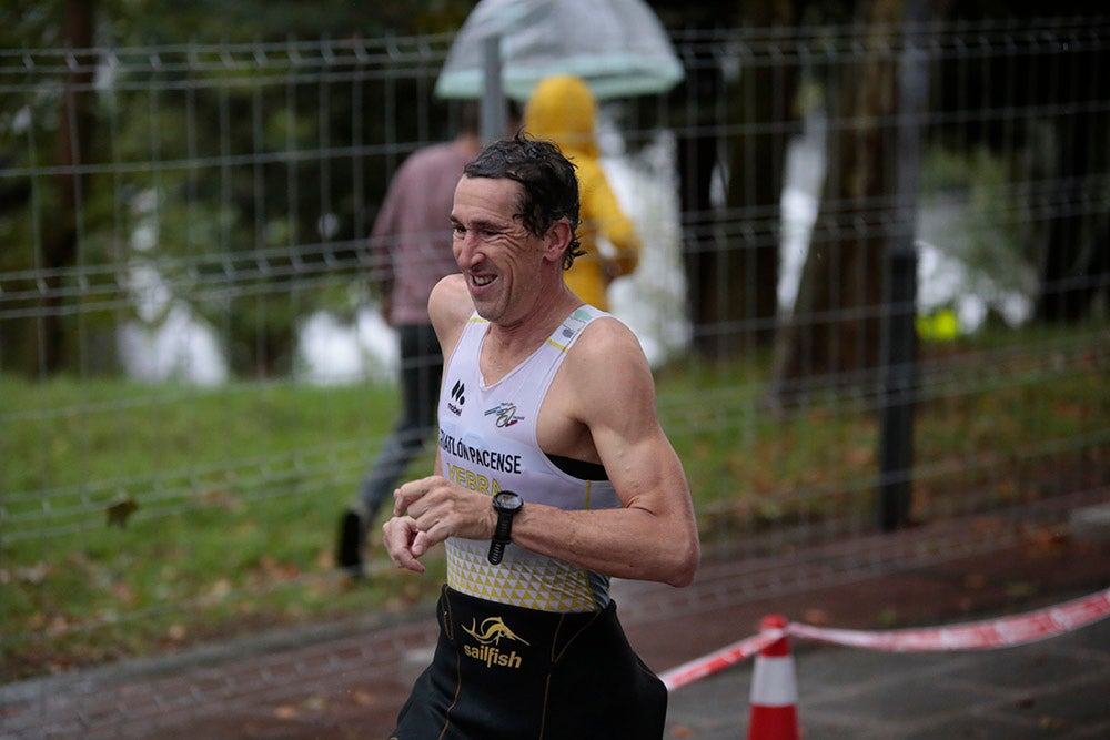 El salmantino Javier Risco se impuso en la distancia olímpica junto a Ana Caleya en una prueba marcada por la lluvia en las primeras horas de la cita deportiva