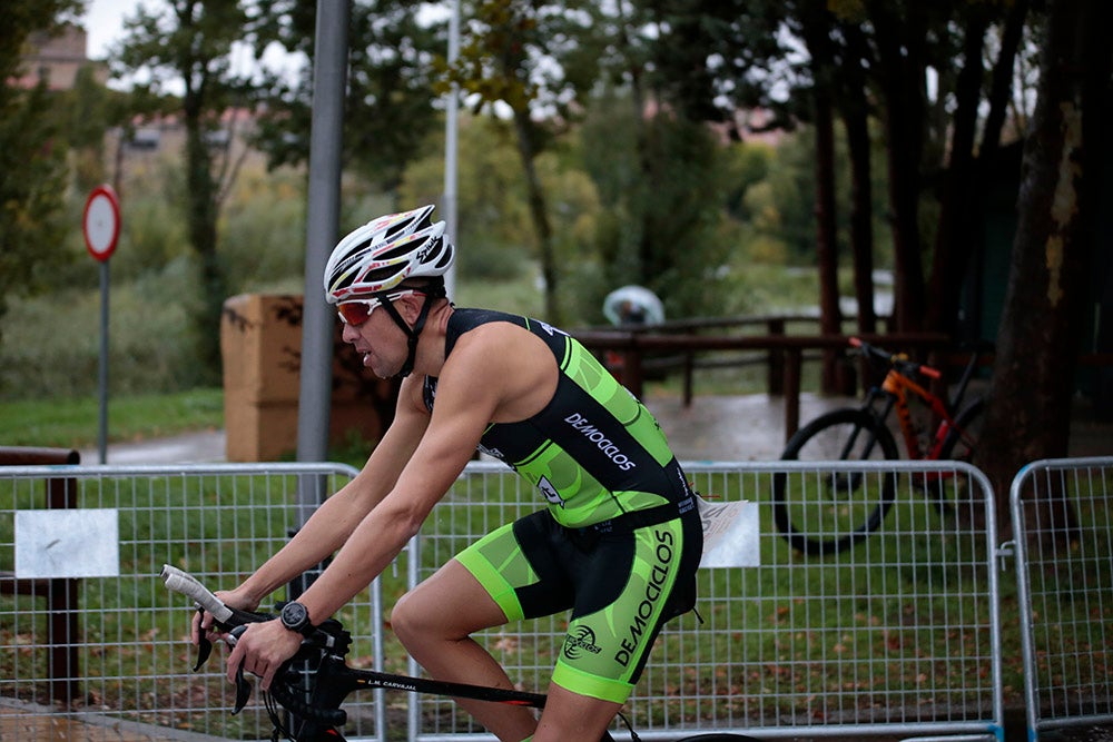 El salmantino Javier Risco se impuso en la distancia olímpica junto a Ana Caleya en una prueba marcada por la lluvia en las primeras horas de la cita deportiva