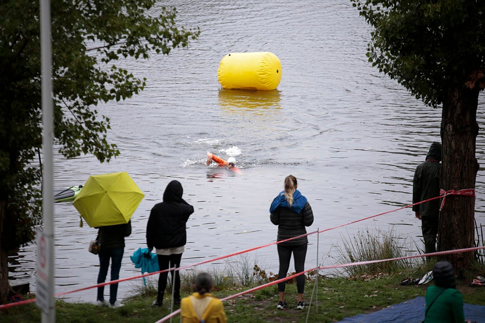 El salmantino Javier Risco se impuso en la distancia olímpica junto a Ana Caleya en una prueba marcada por la lluvia en las primeras horas de la cita deportiva