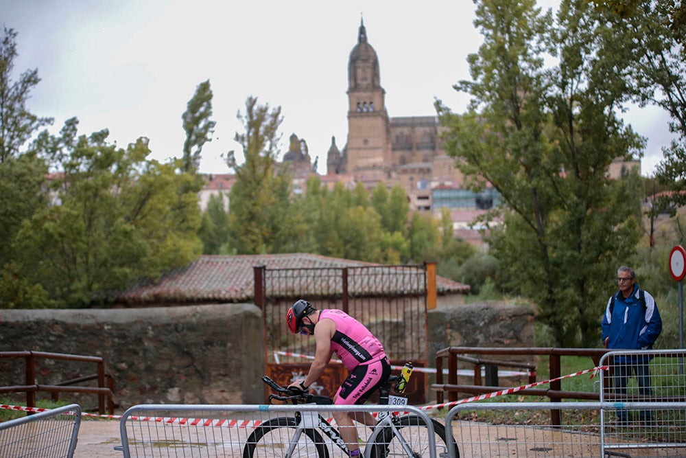 El salmantino Javier Risco se impuso en la distancia olímpica junto a Ana Caleya en una prueba marcada por la lluvia en las primeras horas de la cita deportiva