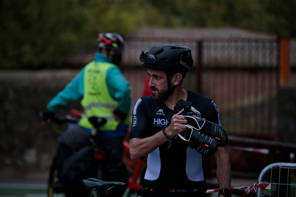 El salmantino Javier Risco se impuso en la distancia olímpica junto a Ana Caleya en una prueba marcada por la lluvia en las primeras horas de la cita deportiva