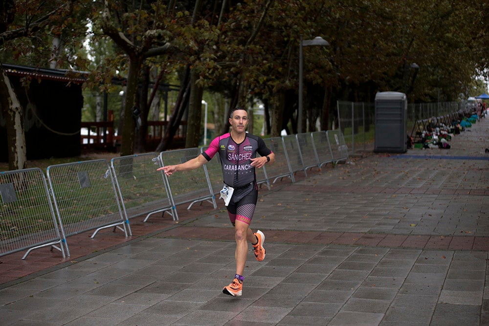 El salmantino Javier Risco se impuso en la distancia olímpica junto a Ana Caleya en una prueba marcada por la lluvia en las primeras horas de la cita deportiva