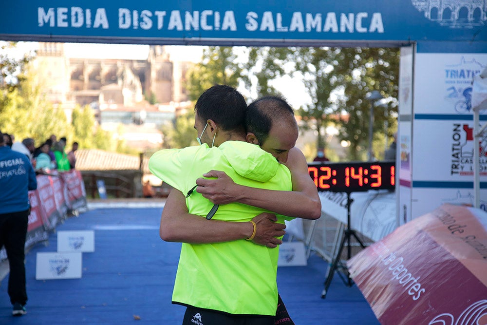 El salmantino Javier Risco se impuso en la distancia olímpica junto a Ana Caleya en una prueba marcada por la lluvia en las primeras horas de la cita deportiva