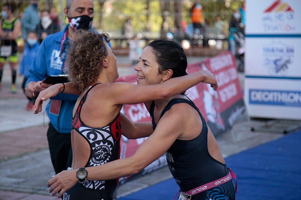 El salmantino Javier Risco se impuso en la distancia olímpica junto a Ana Caleya en una prueba marcada por la lluvia en las primeras horas de la cita deportiva