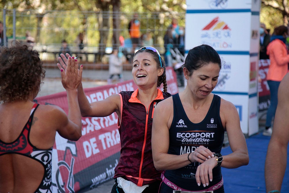 El salmantino Javier Risco se impuso en la distancia olímpica junto a Ana Caleya en una prueba marcada por la lluvia en las primeras horas de la cita deportiva