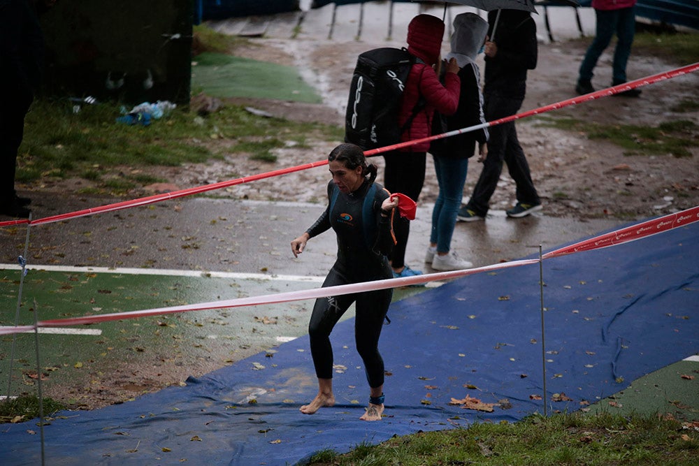 El salmantino Javier Risco se impuso en la distancia olímpica junto a Ana Caleya en una prueba marcada por la lluvia en las primeras horas de la cita deportiva