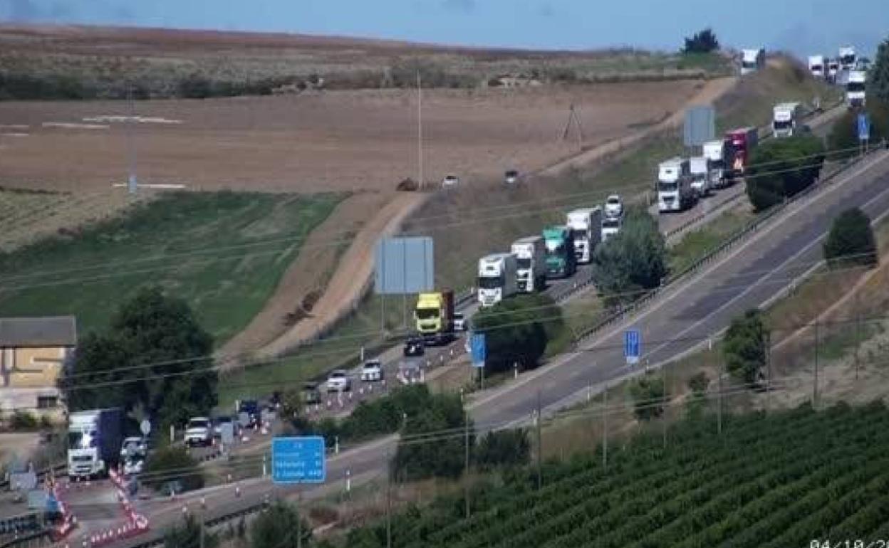 Retenciones en la A-6 a la altura de Medina del Campo, captadas por las cámaras de la DGT. 