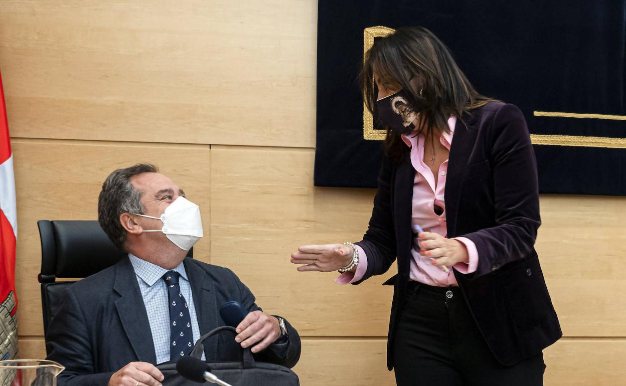 El compareciente, Pablo Trillo, conversa con la presidenta de la comisión, Ana Sánchez.