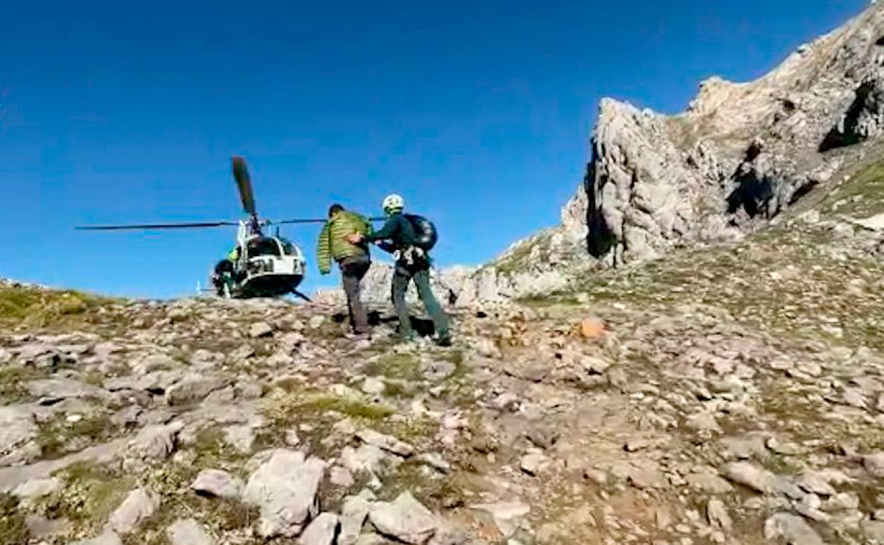 La Guardia Civil rescata a un montañero que sufrió una caída en la ascensión al refugio de Collado Jermoso (León). 