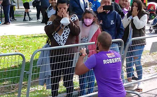 Le pide matrimonio a su pareja tras completar la Media Maratón de Valladolid