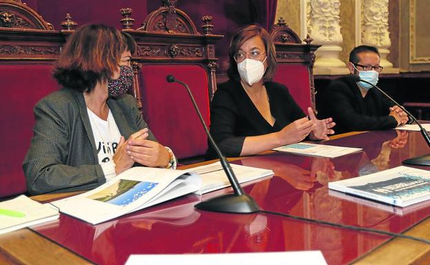 Marimar Espartero, a la izquierda, con Ángeles Armisén y Álvaro Retortillo, en la Diputación. 