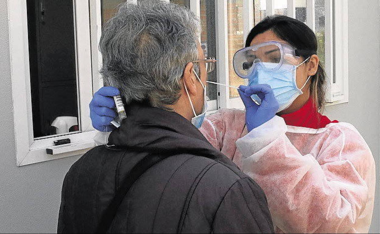 Una enfermera toma una muestra para una PCRen Segovia. 