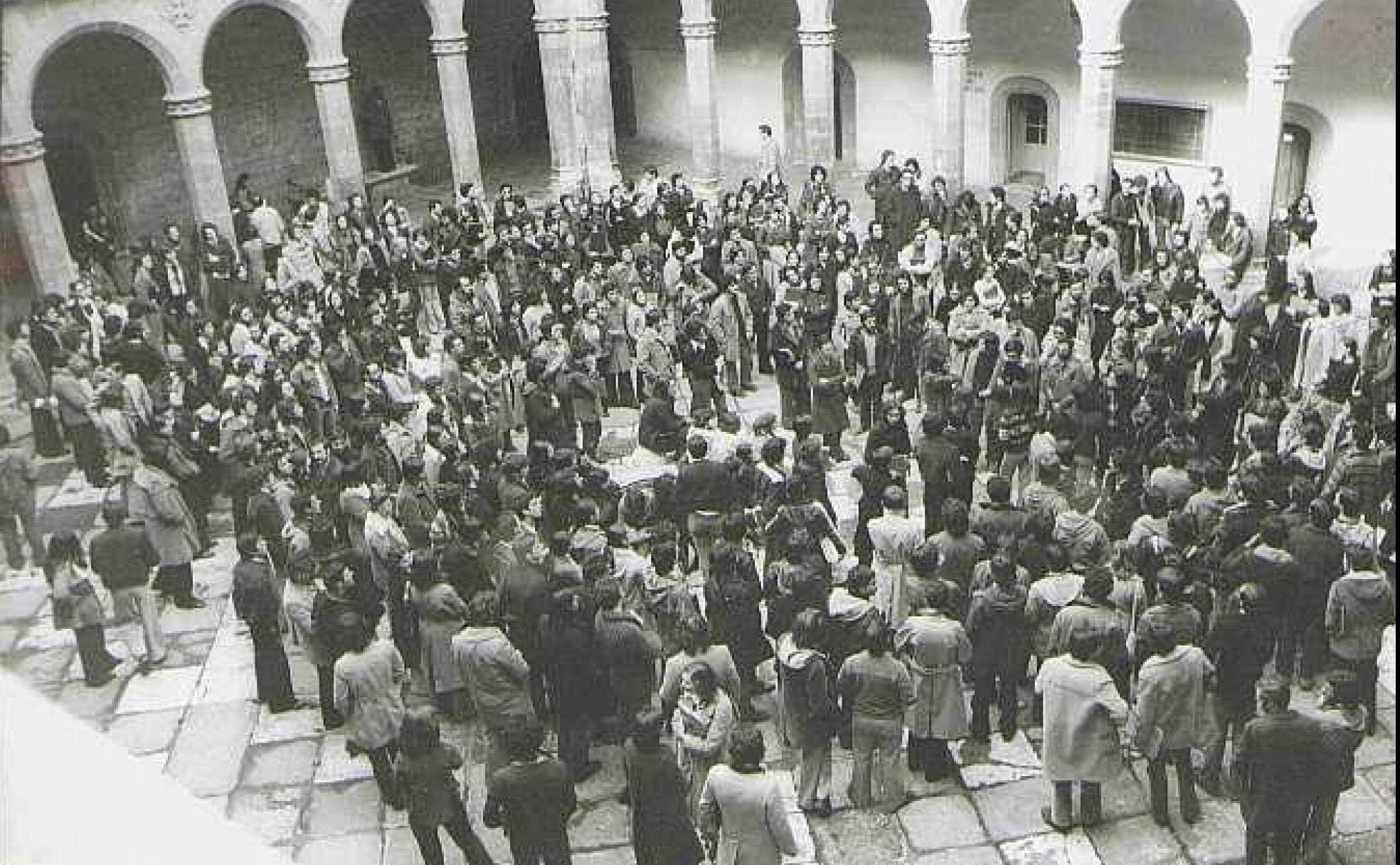 Concentración de estudiantes de Medicina en el Patio del Palacio de Santa Cruz.