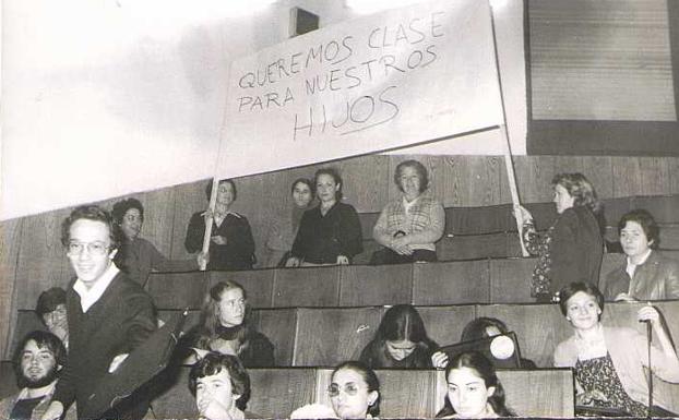 Madres de alumnos reivindicando el final del cierre de la Universidad.