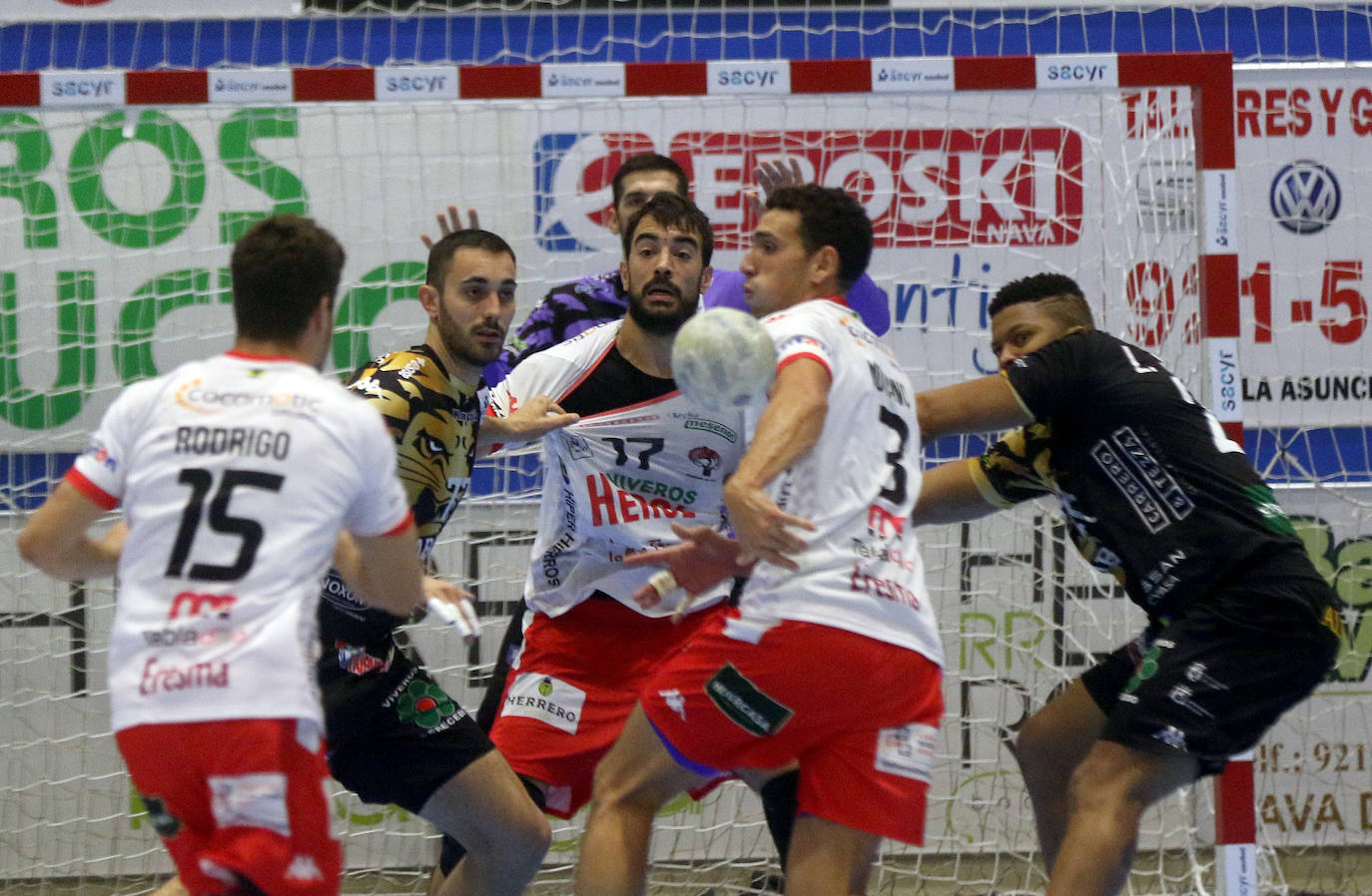 Jugadores del Nava se fajan con la defensa del Ademar León en un ataque durante el partido de este martes en la cancha segoviana. 