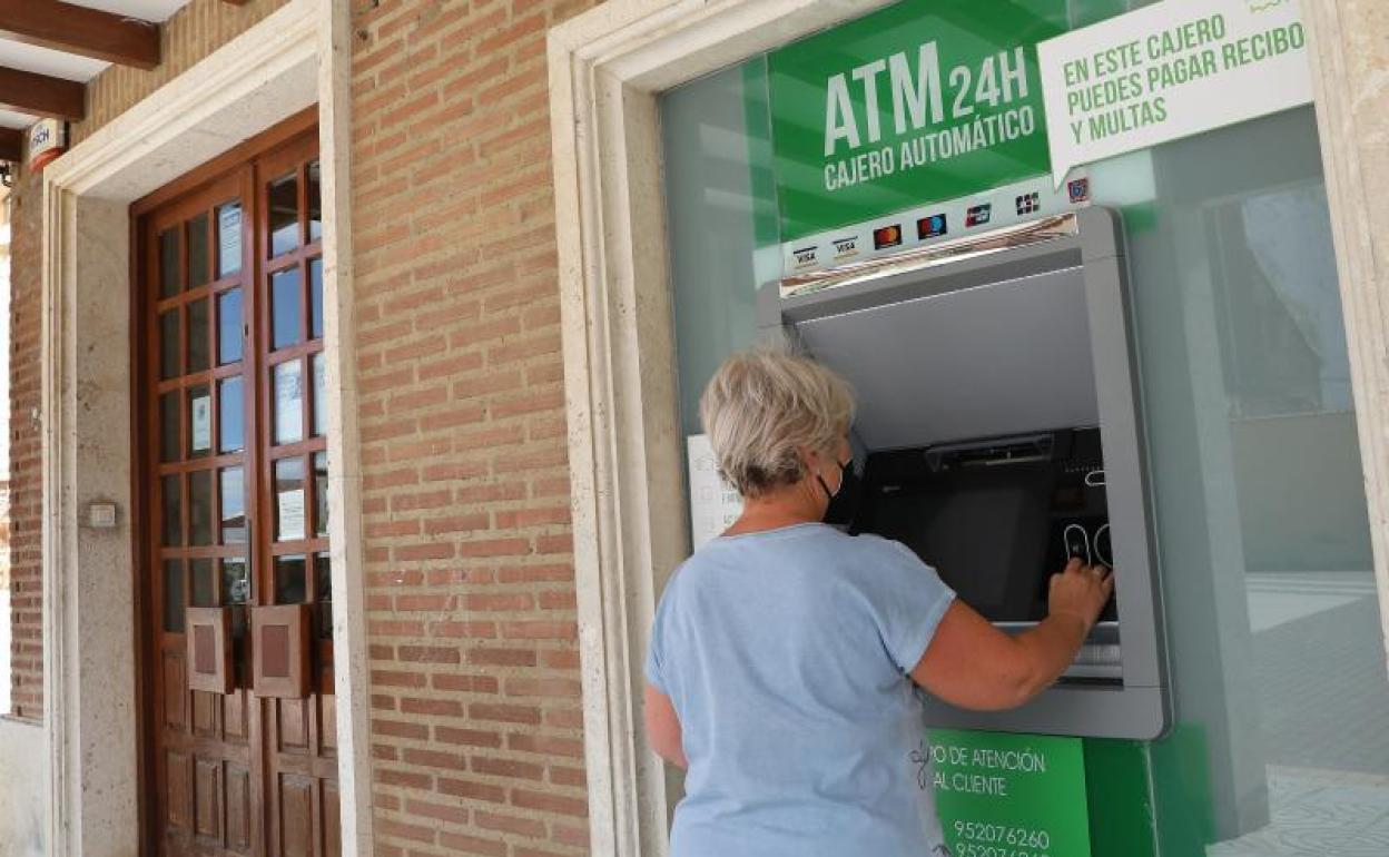 Cajero automático en una sucursal de Unicaja en Paredes de Nava (Palencia).