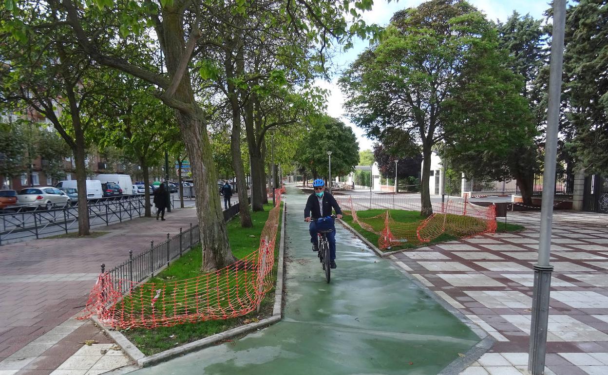 Un ciclista circula por el nuevo carril bici de la calle Mirabel, antes de la intersección con Tirso de Molina. 