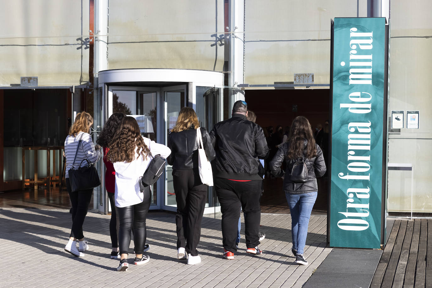 Un grupo de jóvenes entrando al congreso.