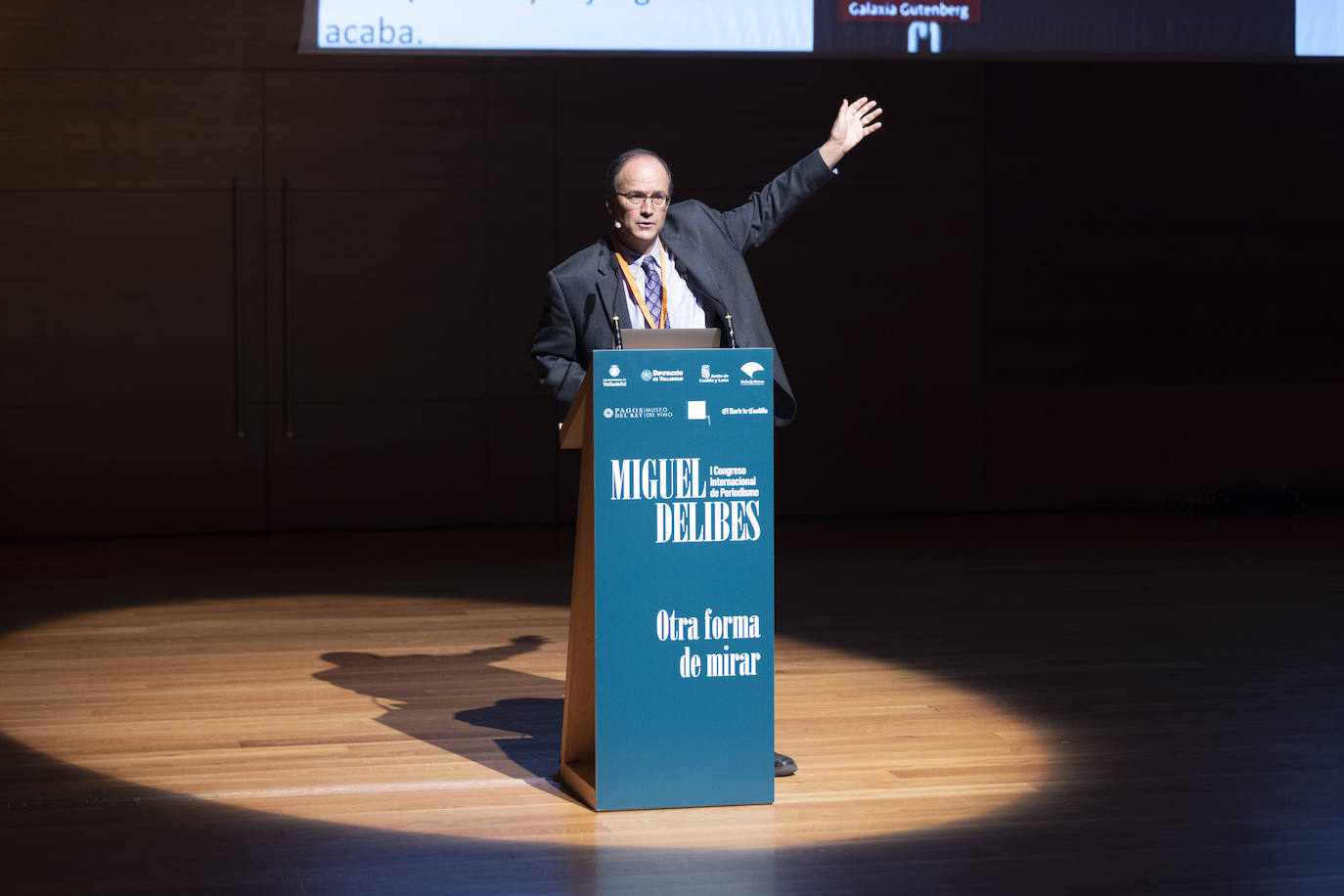 Emilio García-Ruiz, gesticula durante su discurso. 