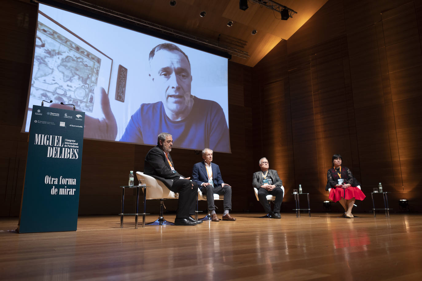 Mikel Ayestaran interviene en la mesa de corresponsales a través de videoconferencia. 