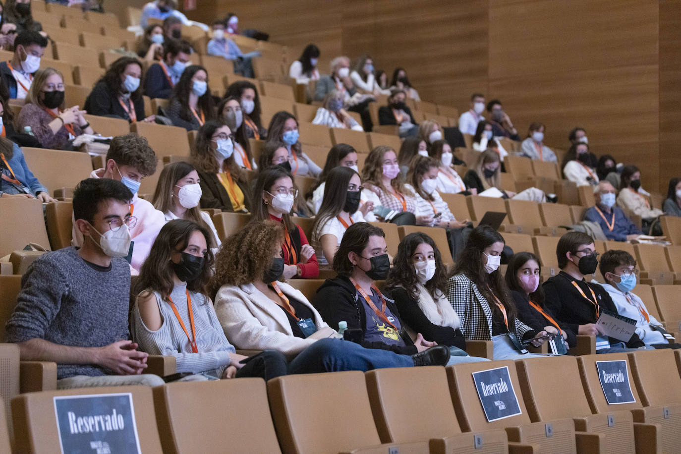 Los jóvenes, muy atentos al congreso. 