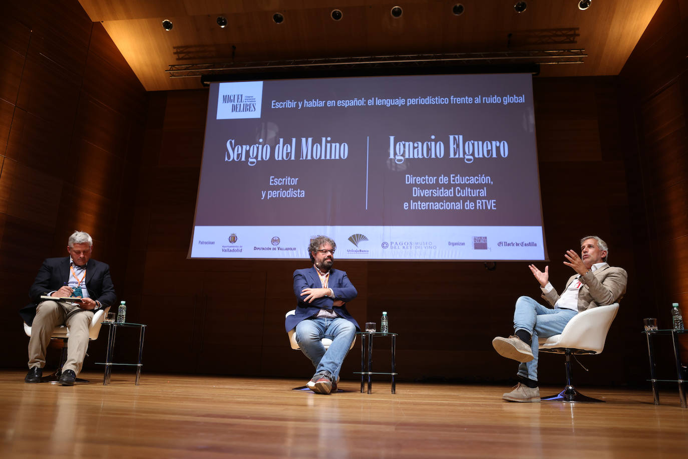 Escribir y hablar en español: el lenguaje periodístico frente al ruido global. Con Sergio de Molino, escritor y periodista, Ignacio Elguero, director de Educación, Diversidad Cultural e Internacional de RTVE. Moderado por Fernando Zamácola, director de la Fundación Miguel Delibes.