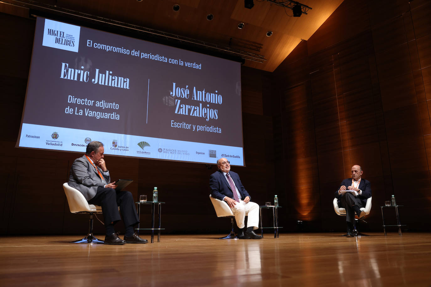 El compromiso del periodista con la verdad. Enric Juliana, director adjunto de La Vanguardia y José Antonio Zarzalejos, escritor y periodista. Moderado por Ignacio Fernández Sobrino, periodista.