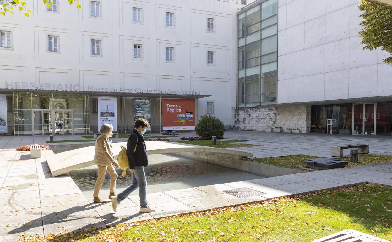 Dos peatones atraviesan la plaza de entrada al Museo Patio Herreriano en la que se ubicará el futuro Centro de Participación Enológica.