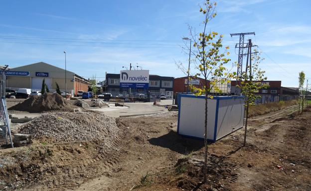 Imagen principal - Acceso al cauce del arroyo Espanta desde la rotonda y el final del mismo (debajo) al borde de las vías. A la derecha, uno de los alcorques en construcción de la avenida de El Norte de Castilla. 