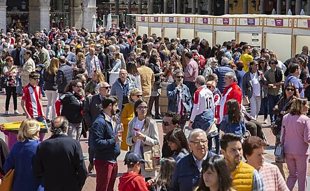 Algunos de los visitaante y expositores de 'Valladolid. Plaza Mayor del Vino' en 2019. 