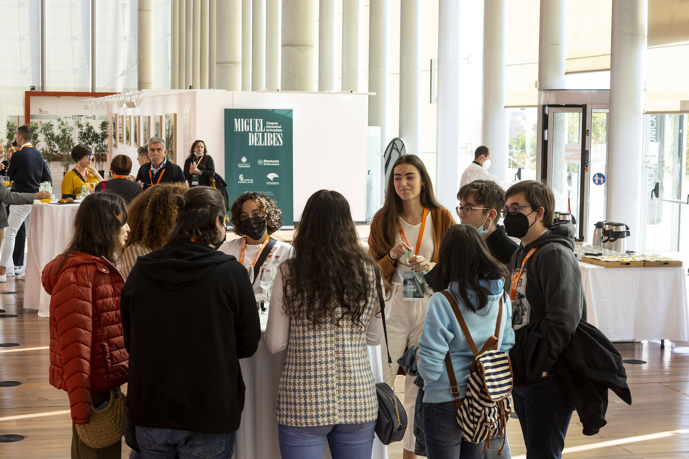 Los jóvenes asistentes al congreso durante uno de los recesos de la mañana. 