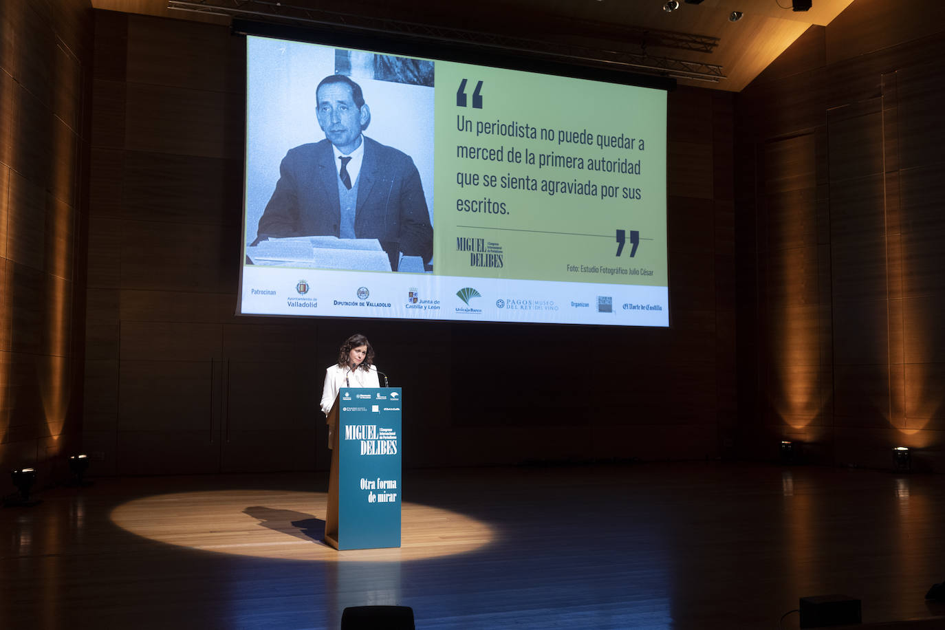 Lorena Sancho se dirige al auditorio en su participacion en el congreso. 